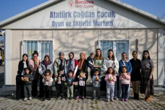 Bornova'da düzenlenen Çim Adam Atölyesi'nde çocuklar el becerilerini geliştirerek eğlendi.