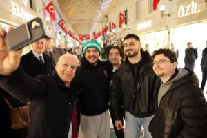 Bursa Büyükşehir Belediye Başkanı Mustafa Bozbey, Tarihi Çarşı esnafıyla bayramlaştı.