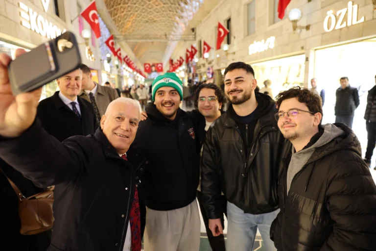 Bursa Büyükşehir Belediye Başkanı Mustafa Bozbey, Tarihi Çarşı esnafıyla bayramlaştı.