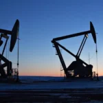 Brent petrol varil fiyatının 104 doları aştığını gösteren grafik