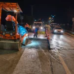 Kocaeli Büyükşehir Belediyesi ekipleri gece saatlerinde yol ve kaldırım çalışmalarını sürdürüyor