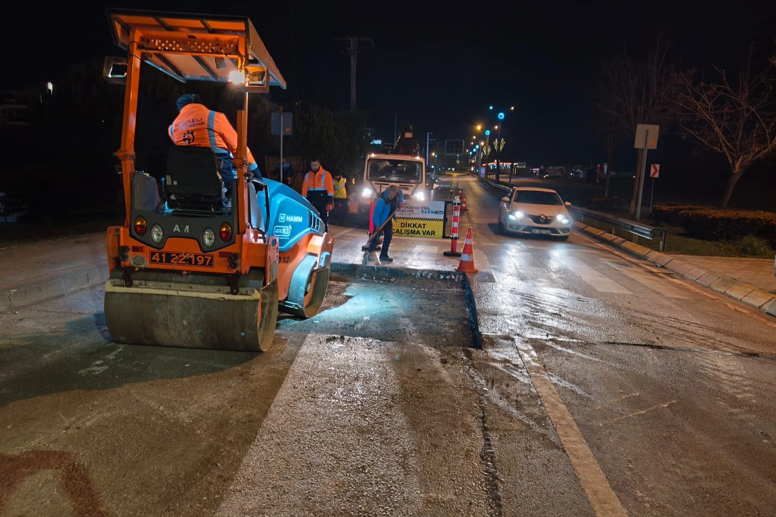 Kocaeli Büyükşehir Belediyesi ekipleri gece saatlerinde yol ve kaldırım çalışmalarını sürdürüyor