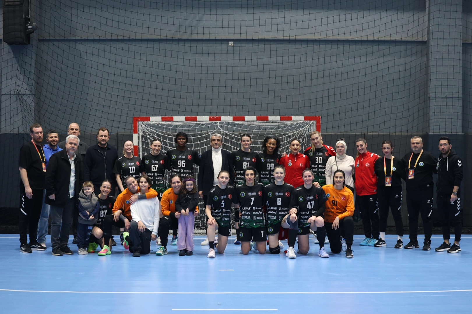 Bursa Büyükşehir Belediyespor hentbol takımı, Ortahisar Belediyespor'u yenerek ligdeki liderliğini sürdürdü.