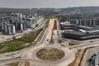 Bursa'da yeni yerleşim bölgelerine yapılan modern yol çalışmaları ve asfaltlama