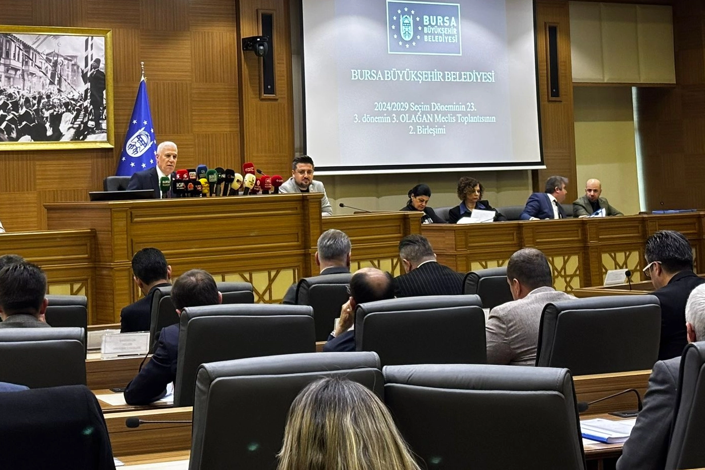 Bursa Büyükşehir Meclisi'nde su zamları ve BUSKİ borçları tartışılırken gergin anlar yaşandı.