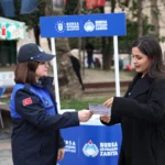 Bursa Büyükşehir Belediyesi zabıta ekipleri Tüketici Hakları Günü'nde vatandaşları bilgilendiriyor.