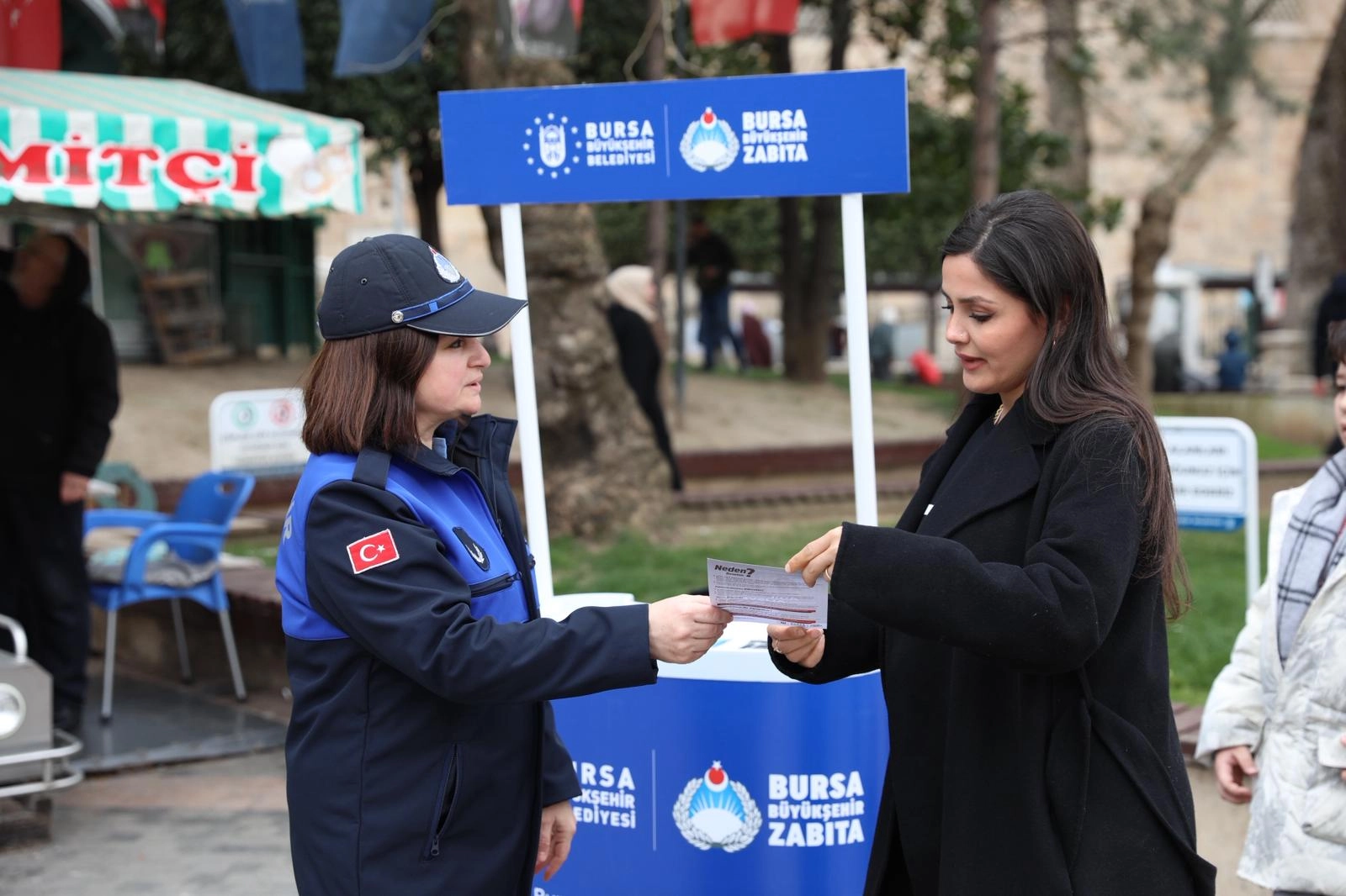 Bursa Büyükşehir Belediyesi zabıta ekipleri Tüketici Hakları Günü'nde vatandaşları bilgilendiriyor.