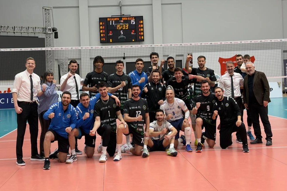 Bursa Büyükşehir Belediyespor voleybol takımı oyuncuları maç sonrası sevinirken