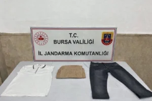 Bursa'da cezaevine kargo ile uyuşturucu göndermeye çalışırken yakalanan şahıs ve ele geçirilen uyuşturucu maddeler