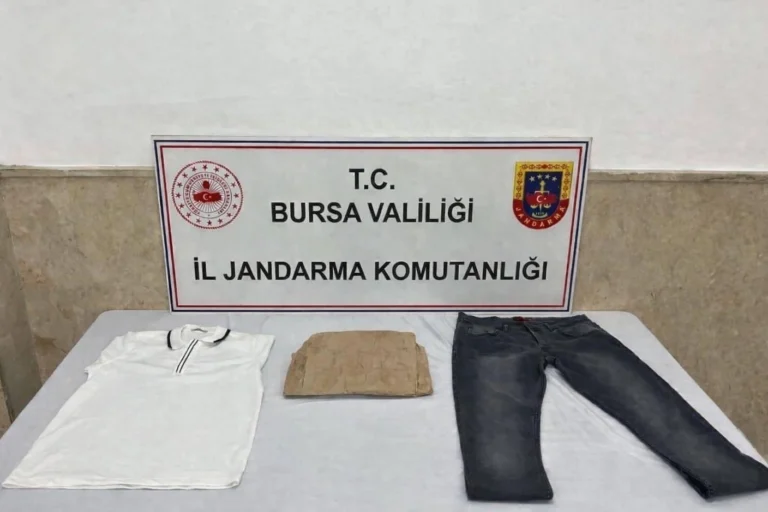 Bursa'da cezaevine kargo ile uyuşturucu göndermeye çalışırken yakalanan şahıs ve ele geçirilen uyuşturucu maddeler