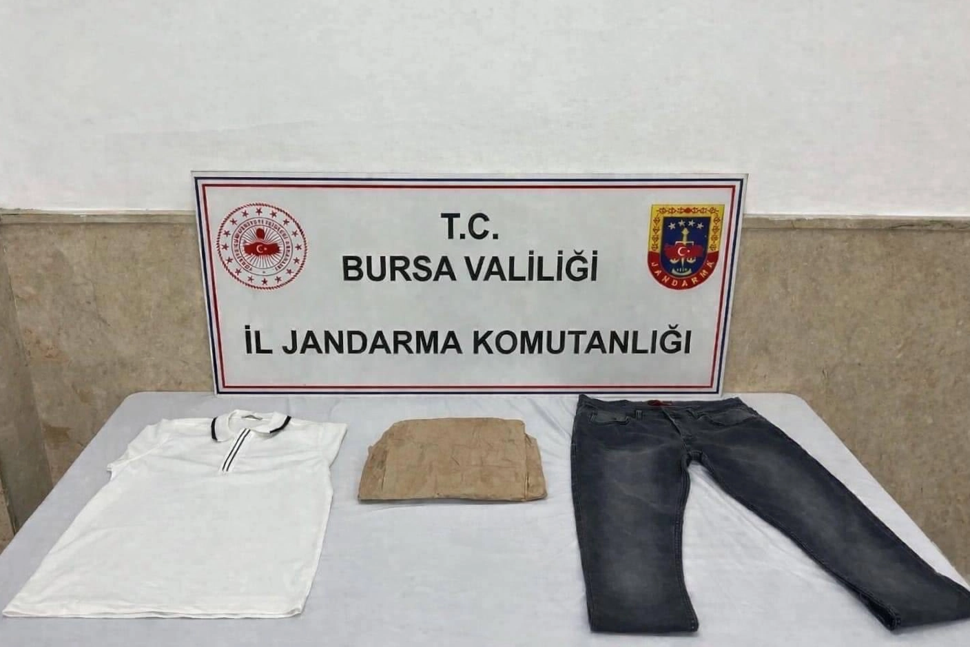 Bursa'da cezaevine kargo ile uyuşturucu göndermeye çalışırken yakalanan şahıs ve ele geçirilen uyuşturucu maddeler
