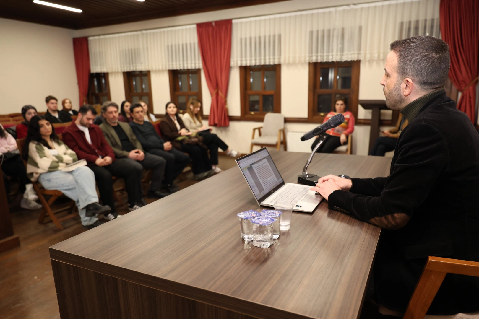 Osmangazi Belediyesi'nin düzenlediği Edebiyat ve Hayat Buluşmaları etkinliği.