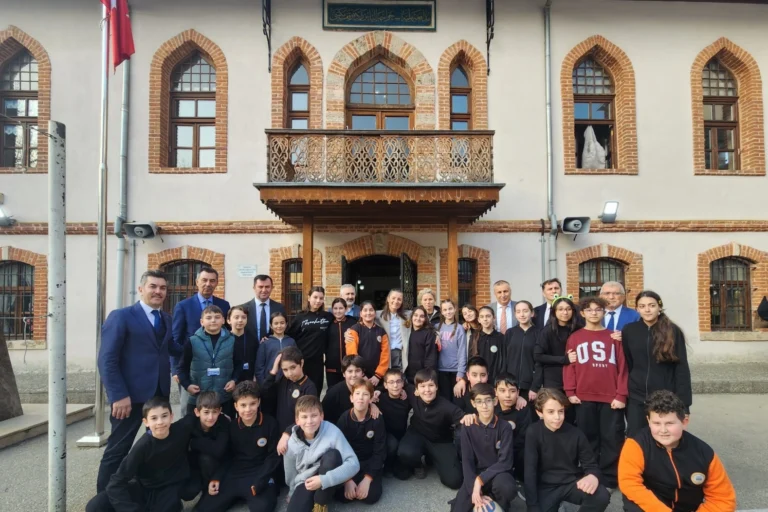 Millî Eğitim Bakanlığı İnşaat ve Emlak Genel Müdürü Aynur Gökalp Durna, Bursa'daki eğitim yatırımlarını inceliyor.