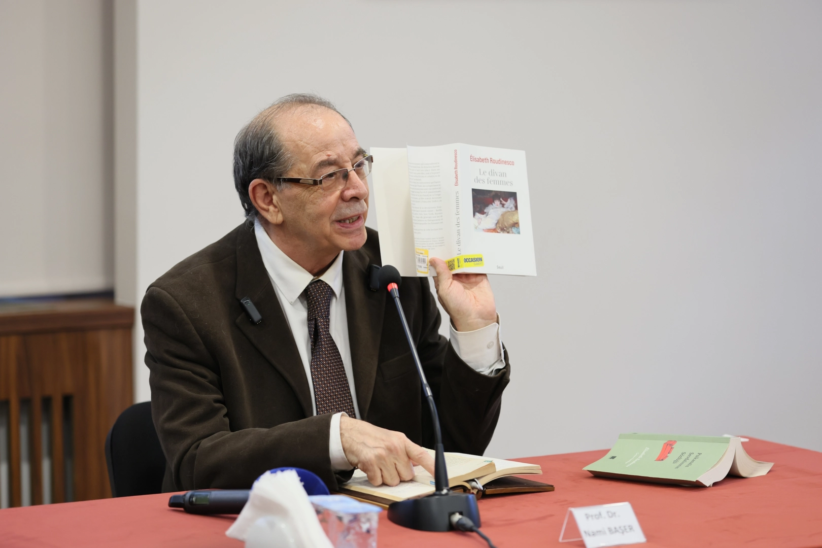 Bursa'da düzenlenen felsefe söyleşisine yoğun ilgi gösteren katılımcılar