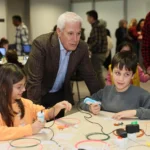 Bursa'da düzenlenen Bilim ve Teknoloji Şöleni'ne katılan gençler