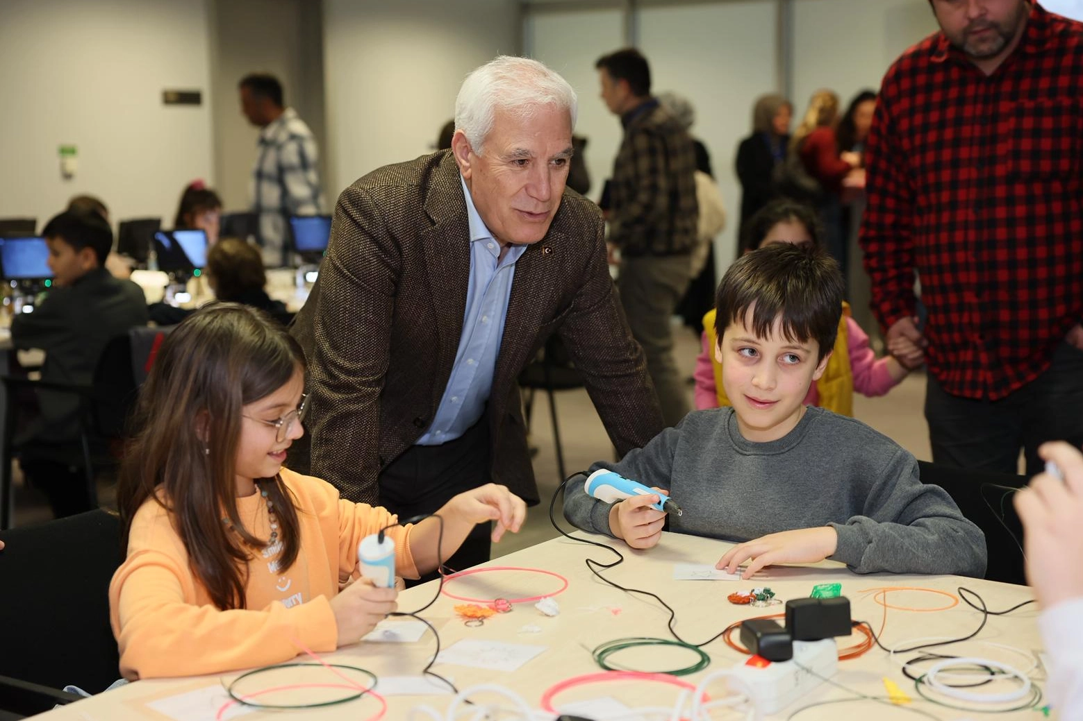 Bursa'da düzenlenen Bilim ve Teknoloji Şöleni'ne katılan gençler