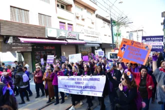 Osmangazi Belediyesi'nin düzenlediği 'Şehirde Eşit Adımlar: Bursa Kadın Çalıştayı' kapsamında kadınlar bir araya geliyor.