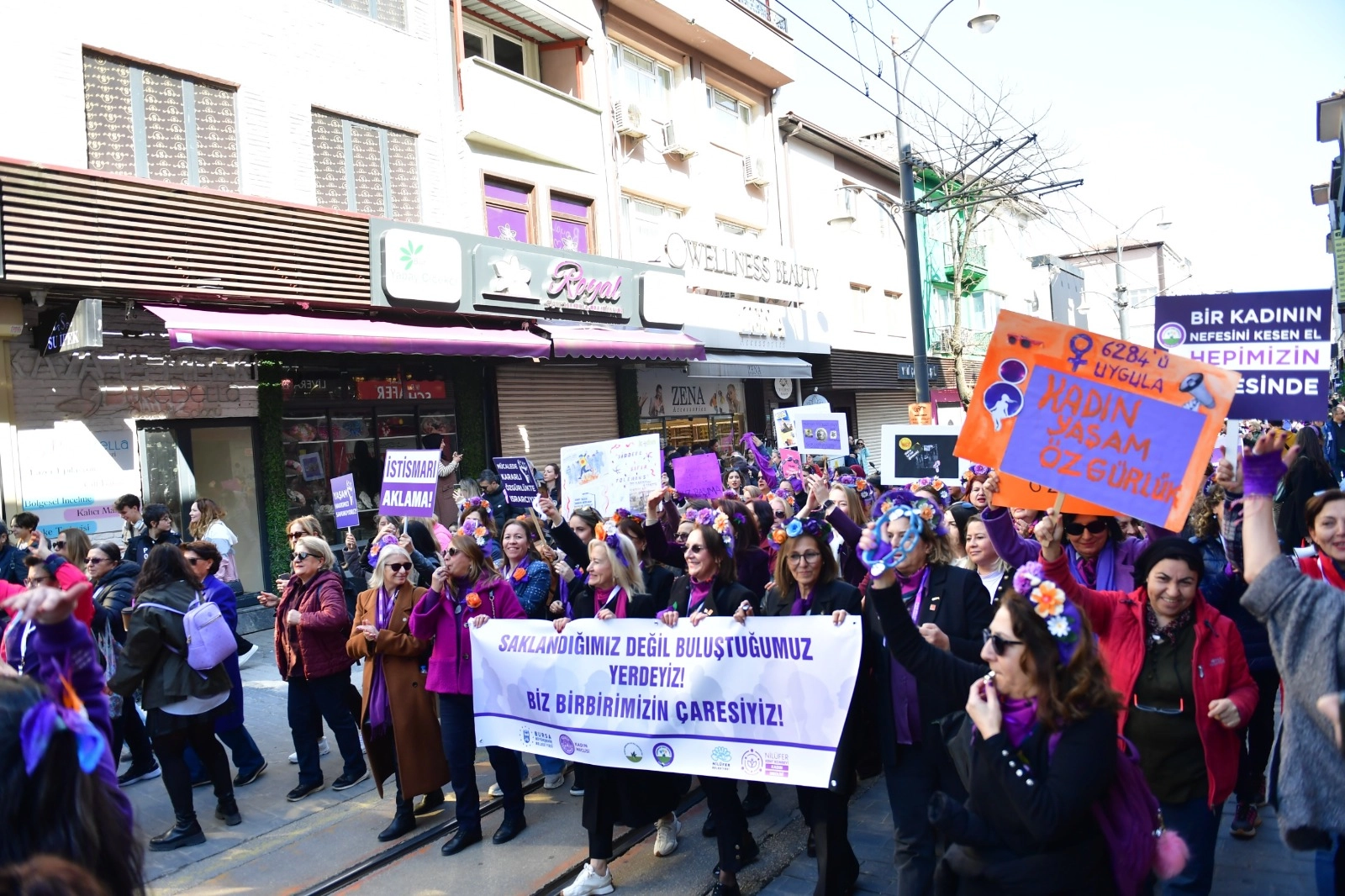 Osmangazi Belediyesi'nin düzenlediği 'Şehirde Eşit Adımlar: Bursa Kadın Çalıştayı' kapsamında kadınlar bir araya geliyor.