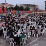 Bursa'da Emek ve Alacahırka mahallelerinde kurulan Ramazan iftar sofraları
