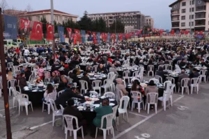 Bursa'da Emek ve Alacahırka mahallelerinde kurulan Ramazan iftar sofraları