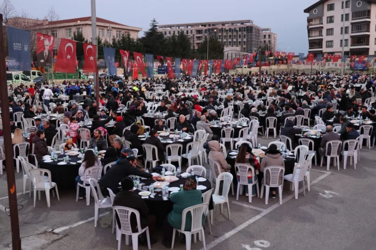 Bursa'da Emek ve Alacahırka mahallelerinde kurulan Ramazan iftar sofraları