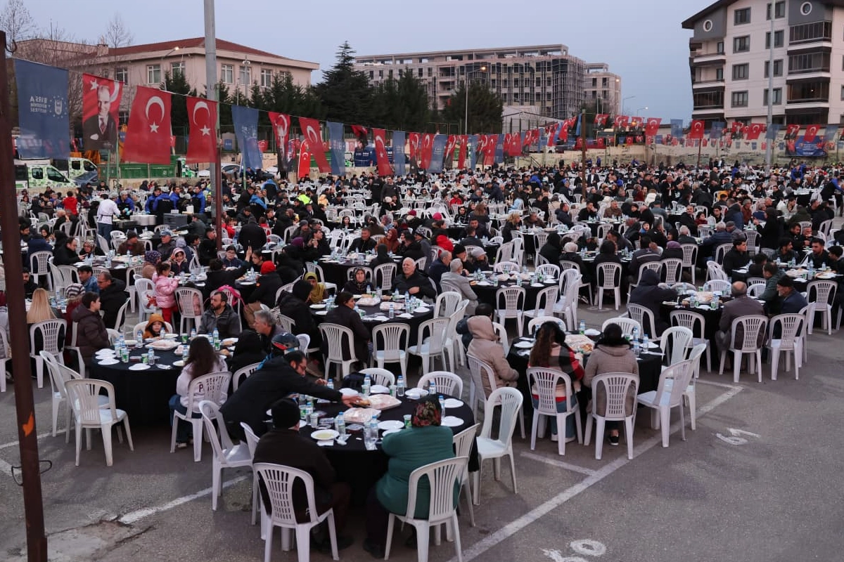 Bursa'da Emek ve Alacahırka mahallelerinde kurulan Ramazan iftar sofraları