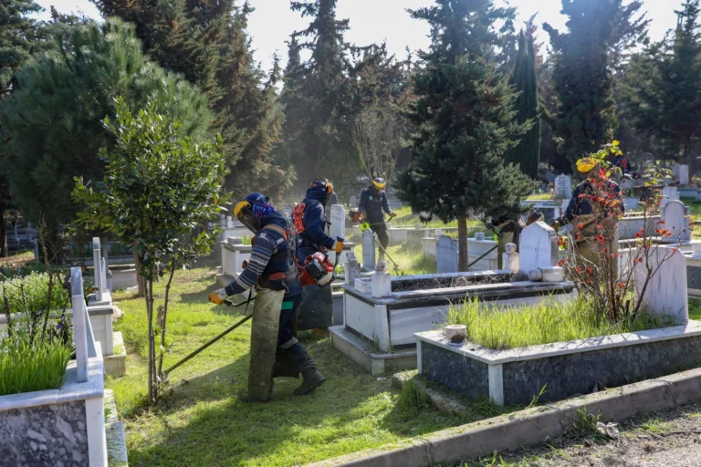 Bursa'da şehitlik ve mezarlıklara Ramazan Bayramı öncesi yapılan temizlik ve bakım çalışmaları