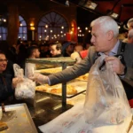 Bursa Büyükşehir Belediye Başkanı Mustafa Bozbey, Ramazan ayında Abdal Meydanı'nda düzenlenen sahur etkinliğinde vatandaşlara tahanlı pide ikram ediyor.