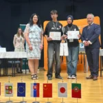 Bursa Yıldırım Ticaret MTAL öğrencileri RoboPlzen 2026 yarışmasında elde ettikleri başarı sonrası gururla poz veriyor.