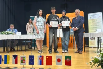 Bursa Yıldırım Ticaret MTAL öğrencileri RoboPlzen 2026 yarışmasında elde ettikleri başarı sonrası gururla poz veriyor.