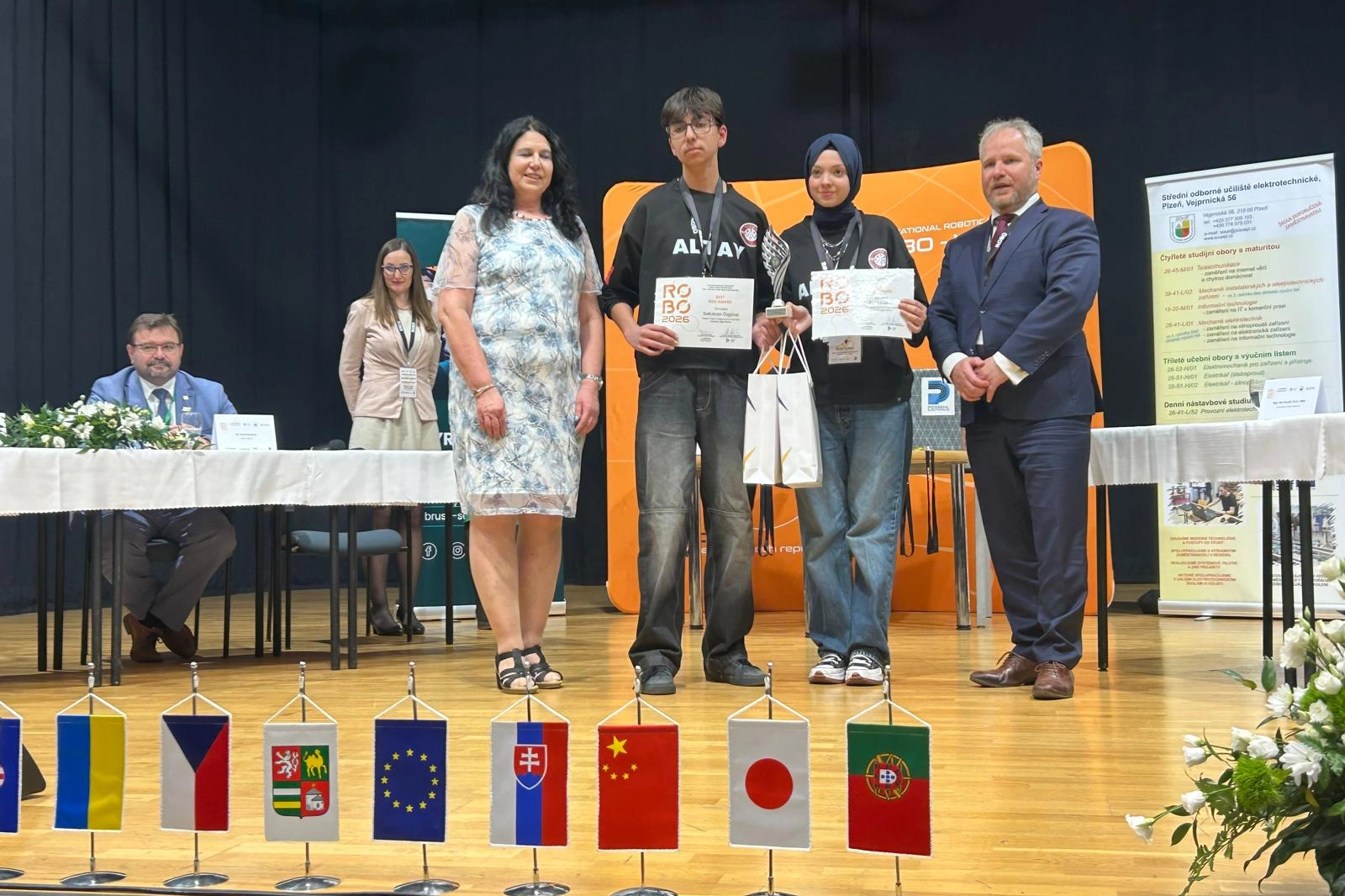 Bursa Yıldırım Ticaret MTAL öğrencileri RoboPlzen 2026 yarışmasında elde ettikleri başarı sonrası gururla poz veriyor.