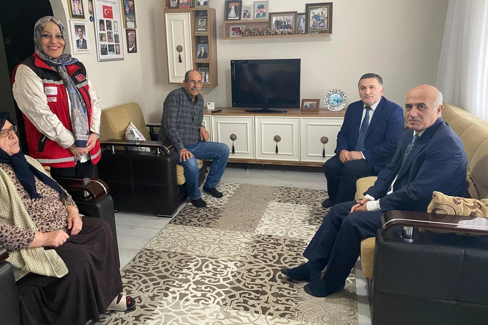 Bursa Gemlik'te Kaymakam Canbaba, şehit aileleri ve gazileri evlerinde ziyaret etti.