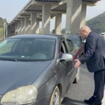Gemlik Kaymakamı Osman Aslan Canbaba trafik denetimlerinde bayram uyarısı yapıyor