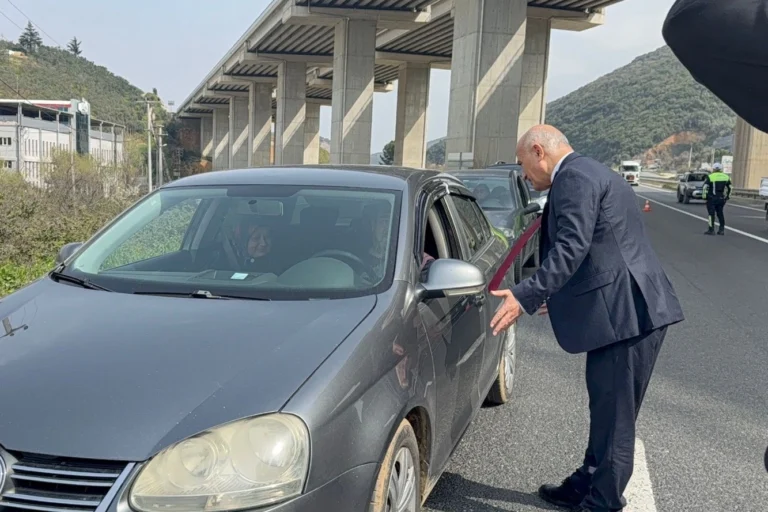 Gemlik Kaymakamı Osman Aslan Canbaba trafik denetimlerinde bayram uyarısı yapıyor