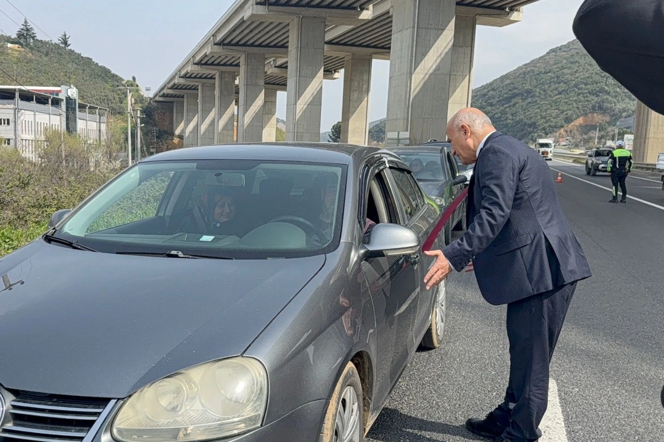 Gemlik Kaymakamı Osman Aslan Canbaba trafik denetimlerinde bayram uyarısı yapıyor