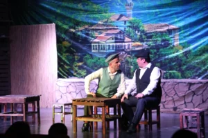 İnegöl'de Dünya Tiyatrolar Günü 'Komşu Köyün Delisi' oyunuyla kutlandı, sahnede pasta kesildi