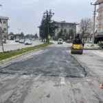 İnegöl Belediye Başkanı Alper Taban, Büyükşehir Belediyesi'nin yol çalışmalarını incelerken