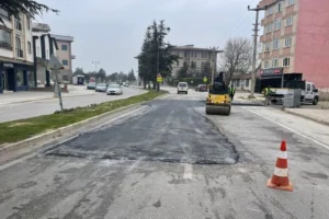 İnegöl Belediye Başkanı Alper Taban, Büyükşehir Belediyesi'nin yol çalışmalarını incelerken