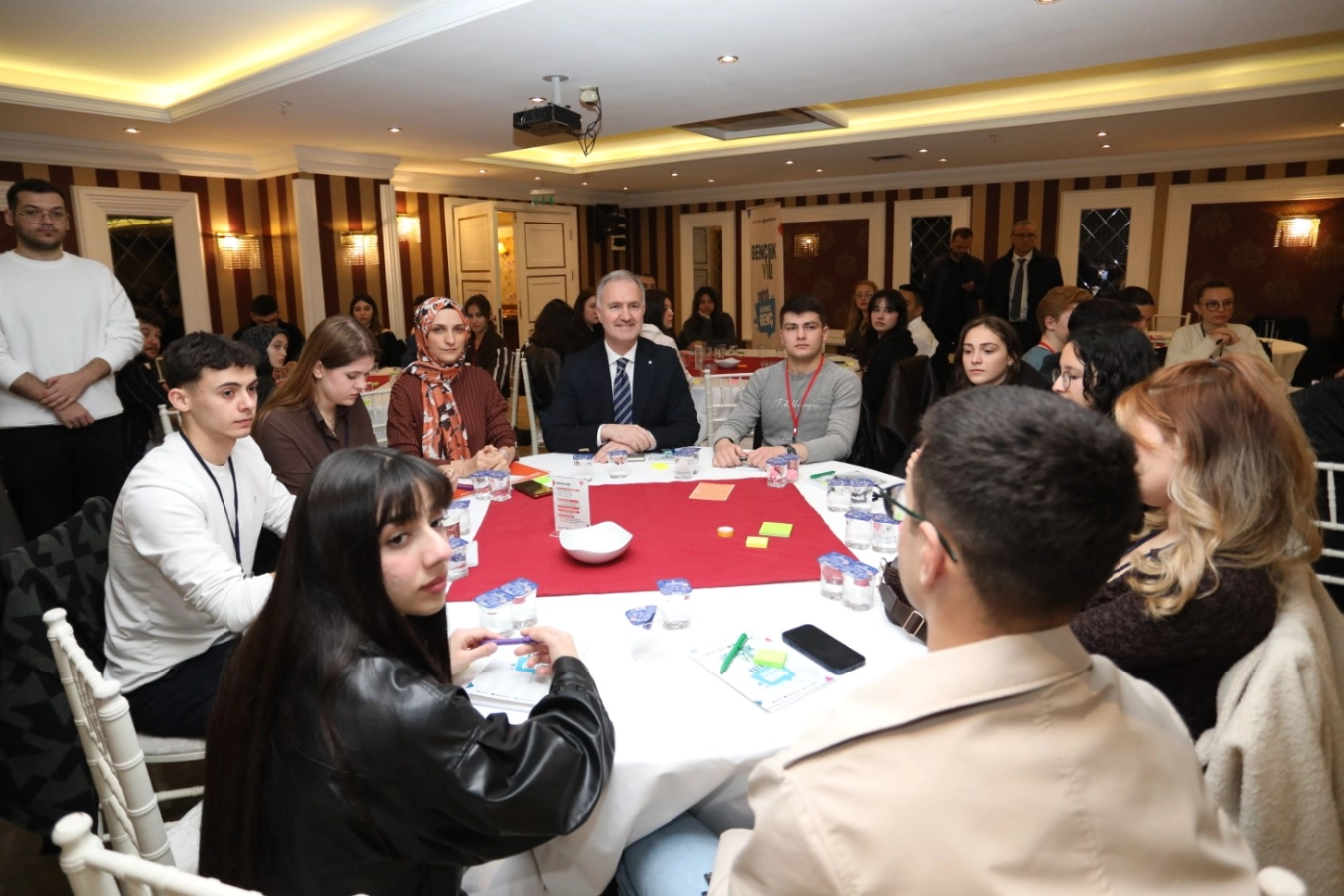 İnegöl Belediye Başkanı Alper Taban, Gençlik Yılı Arama Konferansı'nda gençlerle buluştu