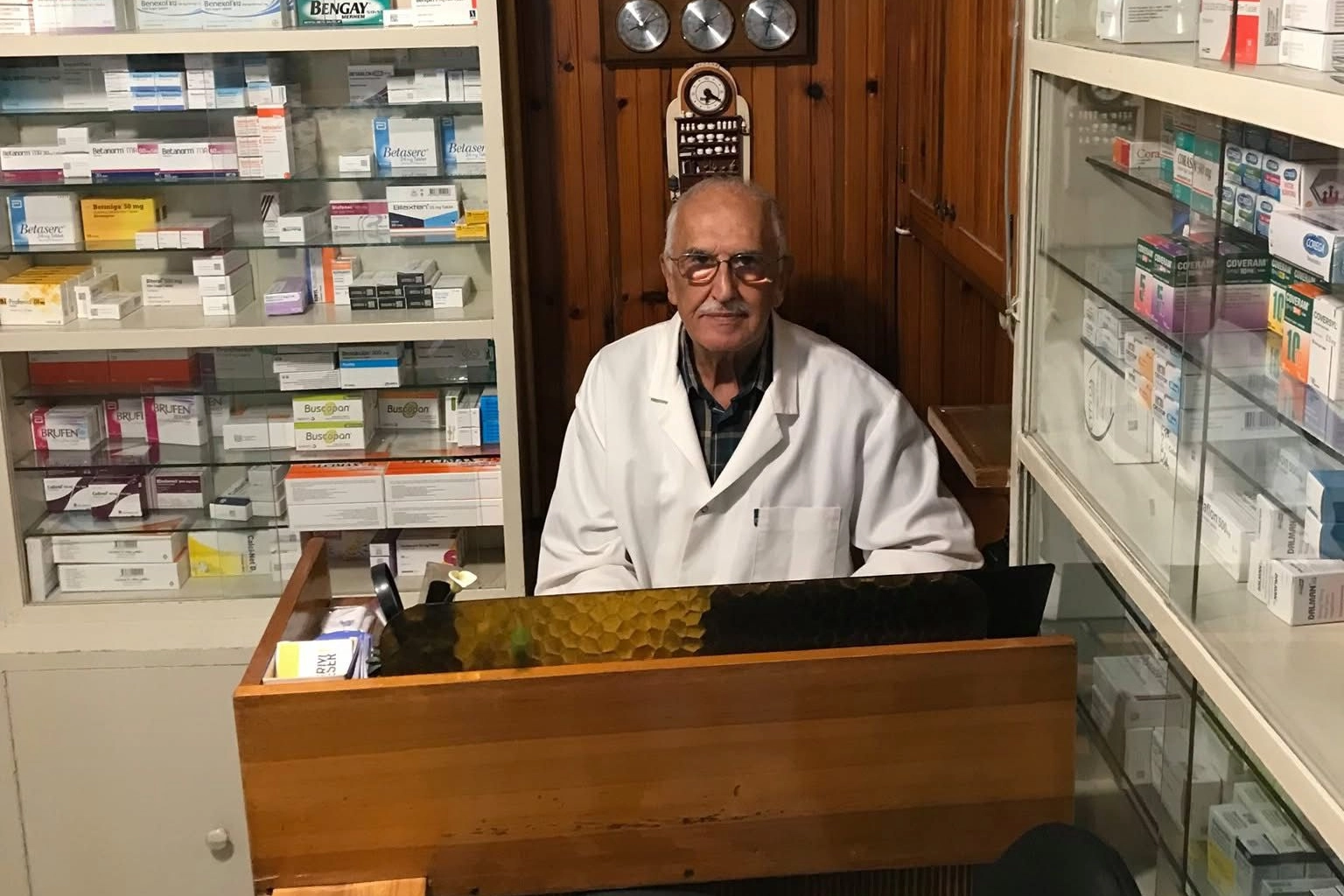 İznikli eczacı İsmail Yücel'in 54 yıllık şifa yolculuğu belgeseli.