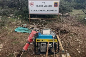 Bursa İznik'te kaçak kazı operasyonunda suçüstü yakalanan şüpheliler ve ele geçirilen malzemeler