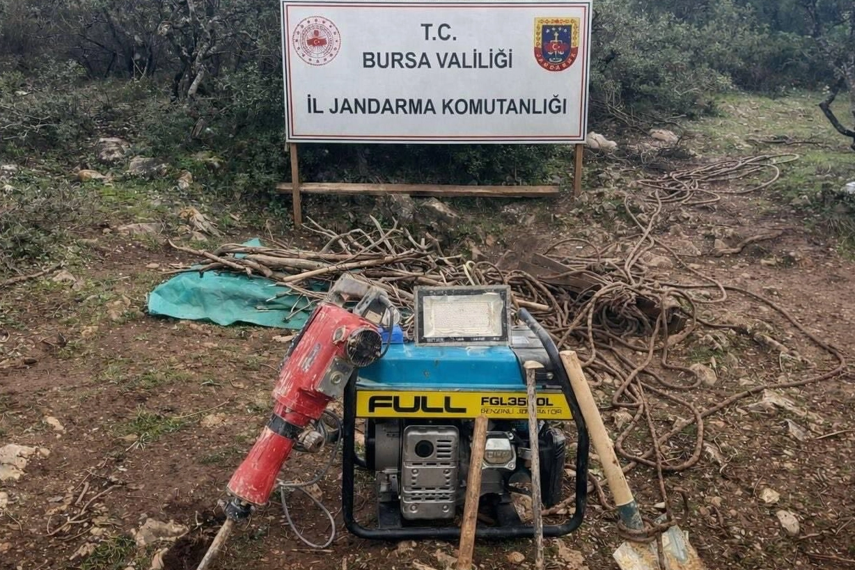 Bursa İznik'te kaçak kazı operasyonunda suçüstü yakalanan şüpheliler ve ele geçirilen malzemeler