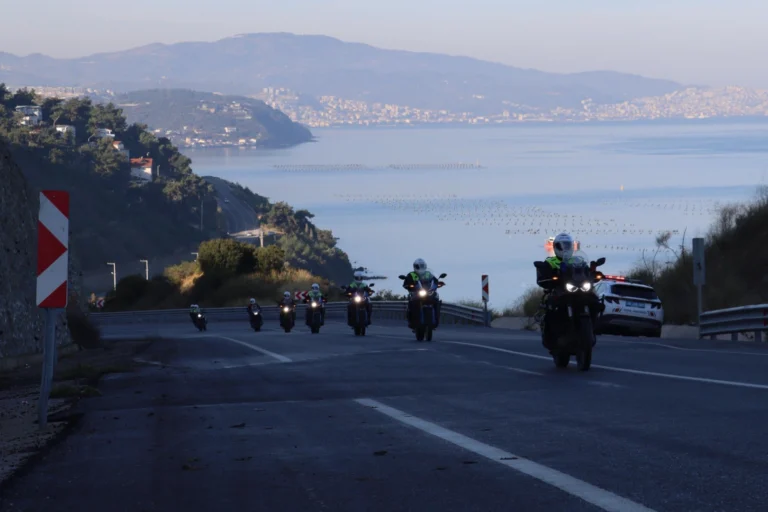 Bursa Jandarma Trafik Okul Komutanlığı'ndan motosiklet sürücülerine güvenli sürüş eğitimi verilmesi