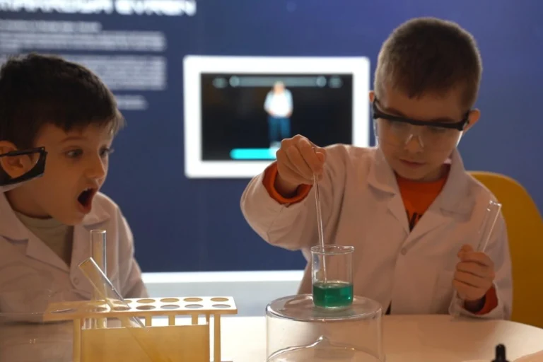 Bursa Molla Yegan Çocuk Üniversitesi'ne yoğun ilgi gösteren çocuklar