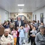 Nilüfer'de Baba Destek Programı'nı tamamlayan babalar sertifikalarını alırken