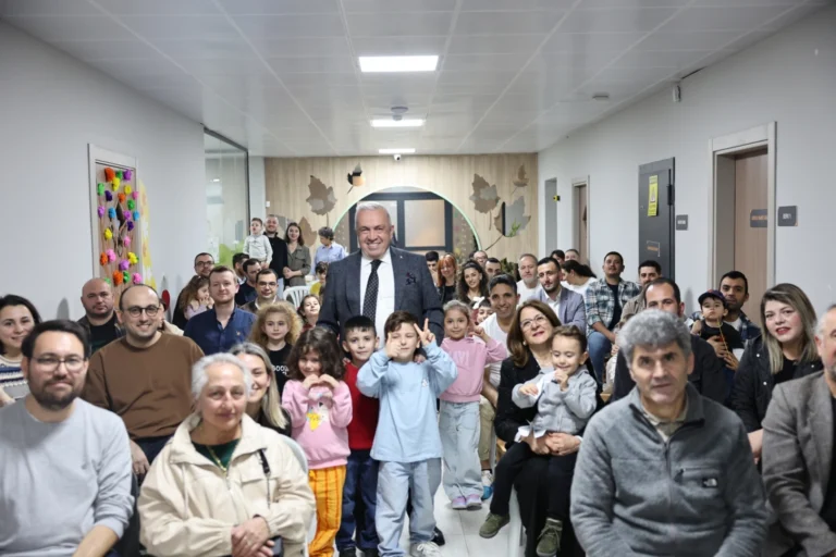 Nilüfer'de Baba Destek Programı'nı tamamlayan babalar sertifikalarını alırken