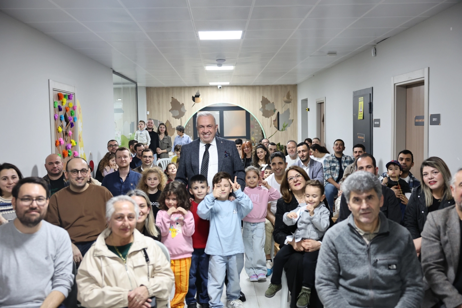 Nilüfer'de Baba Destek Programı'nı tamamlayan babalar sertifikalarını alırken