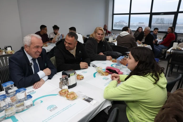 Nilüfer Belediye Başkanı Şadi Özdemir, Ramazan ayında vatandaşlarla iftar sofrasında buluştu.