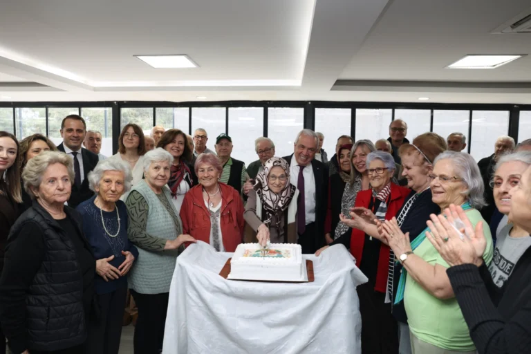 Nilüfer Belediye Başkanı Şadi Özdemir Yaşlılara Saygı Haftası kapsamında huzurevi sakinlerini ziyaret etti.