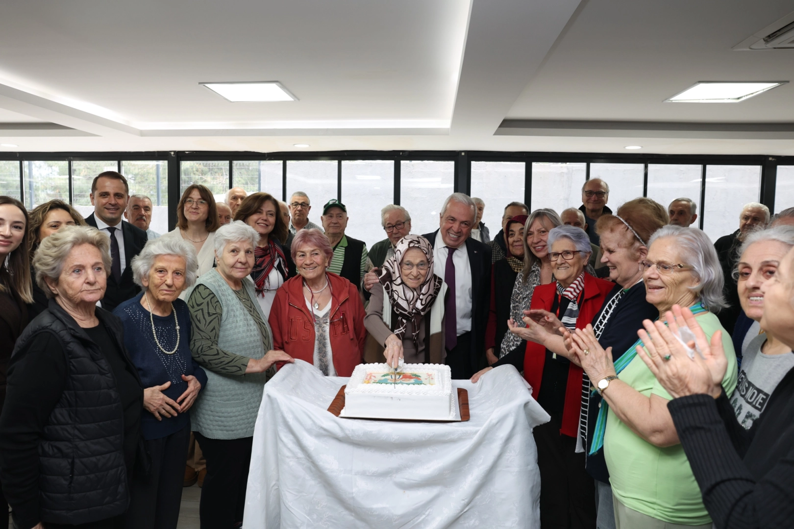 Nilüfer Belediye Başkanı Şadi Özdemir Yaşlılara Saygı Haftası kapsamında huzurevi sakinlerini ziyaret etti.